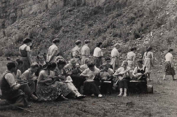 06.1955_r._wycieczka_w_wapiennicy_large